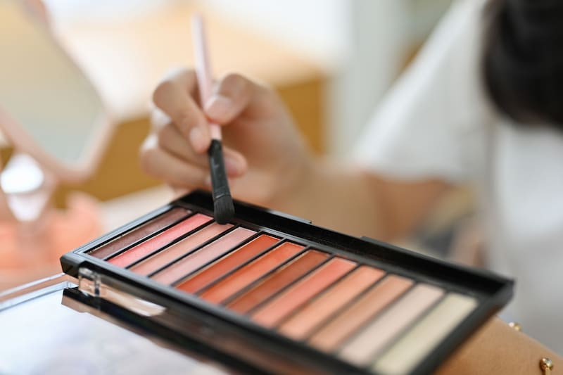 Estos 7 trucos de maquillaje para ojos caídos rejuvenecen la mirada: así debes aplicarlos para lograr el famoso efecto lifting. (Imagen: shutterstock).