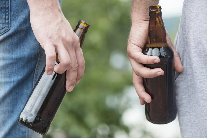 Manejar bajo los efectos del alcohol o sustancias ilegales puede derivar en la suspensión de la licencia. (Fuente: Freepik)