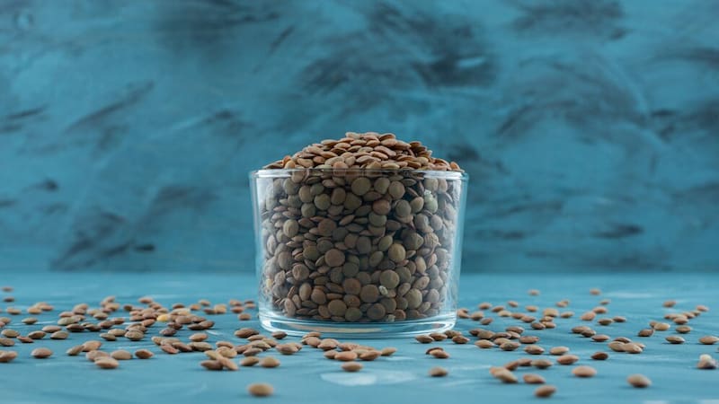 Ritual con lentejas para atraer suerte: utiliza estalegumbre en un vaso transparente y luego coloca un poco del contenido en los espacios de la casa. Foto: Freepik