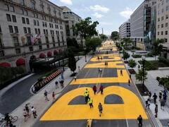 La alcaldesa de Washington desafía a Trump y manda a pintar "Black Lives Matter" frente a la Casa Blanca