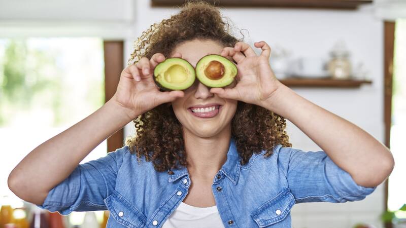 La palta es rica en grasas saludables, lo que la convierte en una alternativa nutritiva a las grasas saturadas en los desayunos.