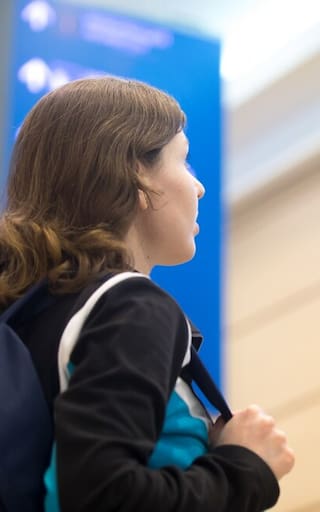 Natalia Magee, tripulante de cabina, recomienda evitar este objeto común en los vuelos: “Una de las cosas más desagradables”