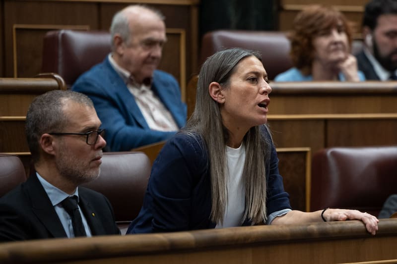 La portavoz de Junts Miriam Nogueras (d) interviene este martes en el pleno del Congreso de los Diputados en Madrid que debate la ley de amnistía. EFE
