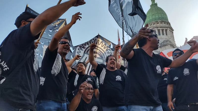 Alejandro Crespo (al centro) encabezó la columna del SUTNA en las manifestaciones frente al Congreso.