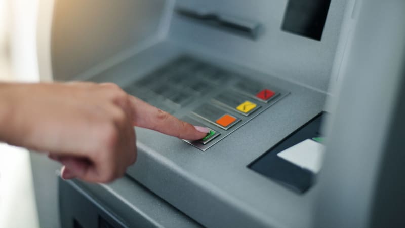 Es oficial | Los bancos bloquearán todas tus cuentas bancarias si no presentas esta documentación obligatoria. (Fuente: Freepik).