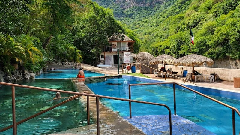 El hotel termal que tiene albercas de aguas cristalinas y ofrece descuentos del 30% y el 50% es Rancho El Venado. Foto: Facebook Rancho El Venado