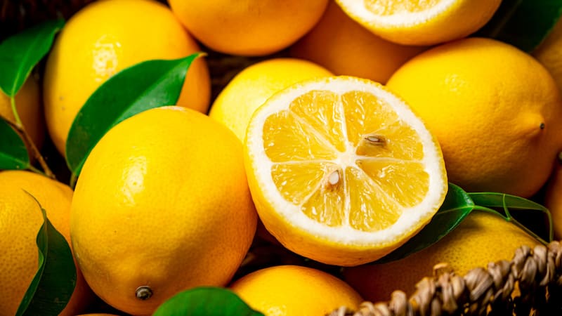 El limón es una abundante fuente de vitamina C y producción natural de colágeno. Fuente: Archivo