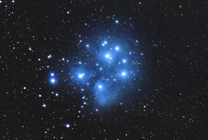 Las enanas blancas son núcleos colapsados que quedan cuando las estrellas agotan su combustible.