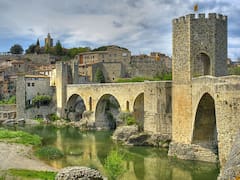 Es uno de los pueblos medievales mejor conservados de España: atrae a los turistas por sus vistas y patrimonio arquitectónico