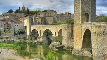 Es uno de los pueblos medievales mejor conservados de España: atrae a los turistas por sus vistas y patrimonio arquitectónico