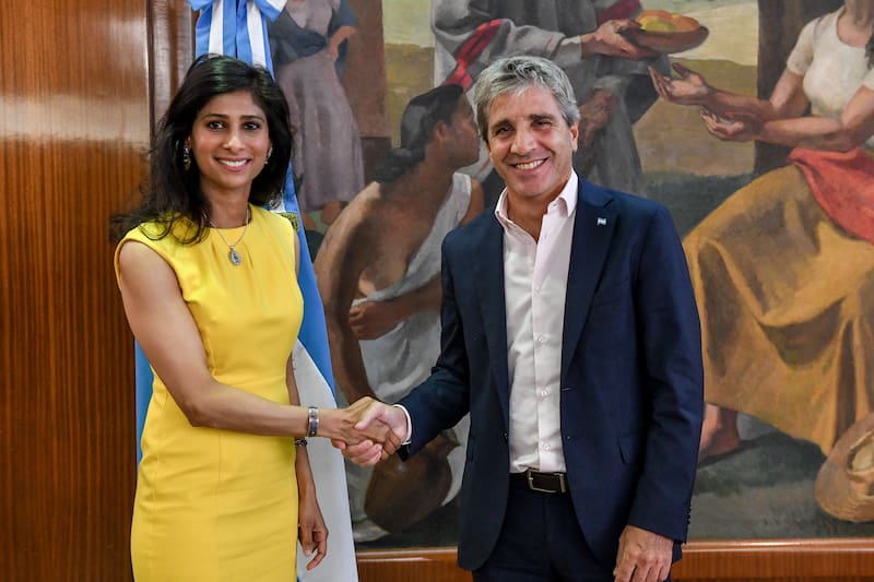 Gita Gopinath y Luis Caputo en el Ministerio de Economía