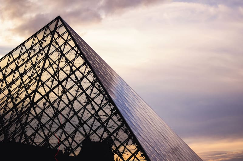 Un viaje a París no está completo sin una visita al Museo del Louvre (Fuente: Freepik)