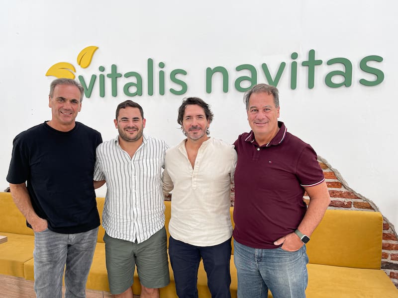 Facundo Garretón con los fundadores de Vitalis