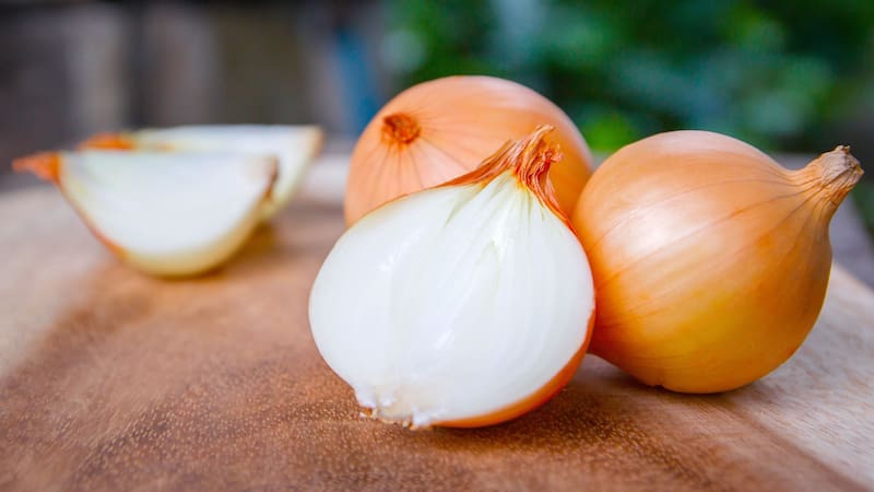 Los compuestos naturales de la cebolla pueden contribuir a remover la suciedad con mayor facilidad. Fuente: archivo.