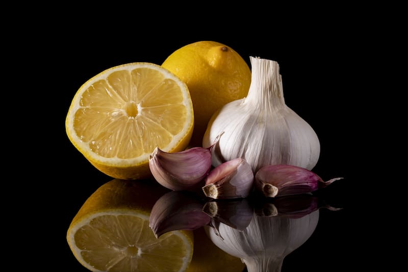 El ajo y el limón: una poderosa combinación para la salud cardiovascular. Fuente: FreePik.