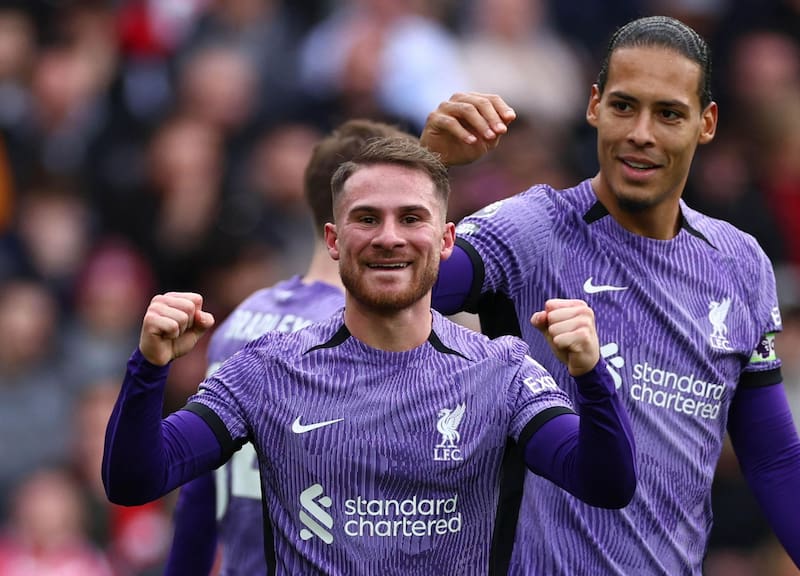 Alexis Mac Allister junto a Virgil Van Dijk
