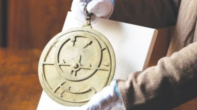 El astrolabio fue un singular artefacto astronómico que permitió identificar la posición y altura de las estrellas en el cielo.