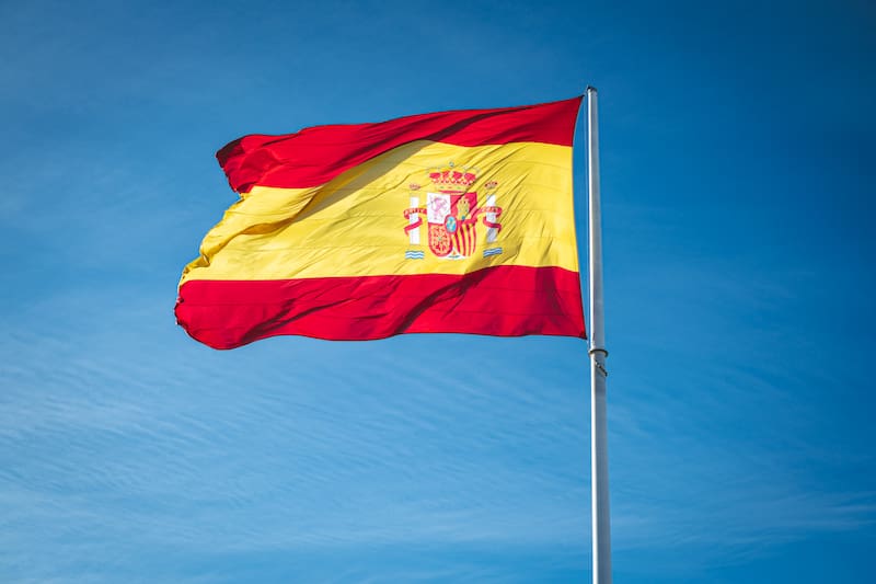 Tiene 27 años, dejó la ciudad y ahora vive en una aldea de 9 habitantes: “La compra del mes ronda los 50 euros”. (Foto: Canva).