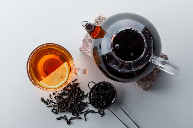 El té negro es un poderoso ingrediente natural para teñir las canas. Fuente: Archivo.