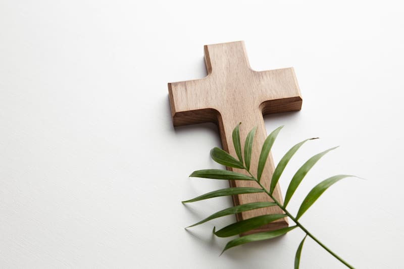 Agua bendita en casa: ¿es posible bendecirla uno mismo sin un sacerdote? Esto dice la Iglesia Católica (Fuente: Freepik)