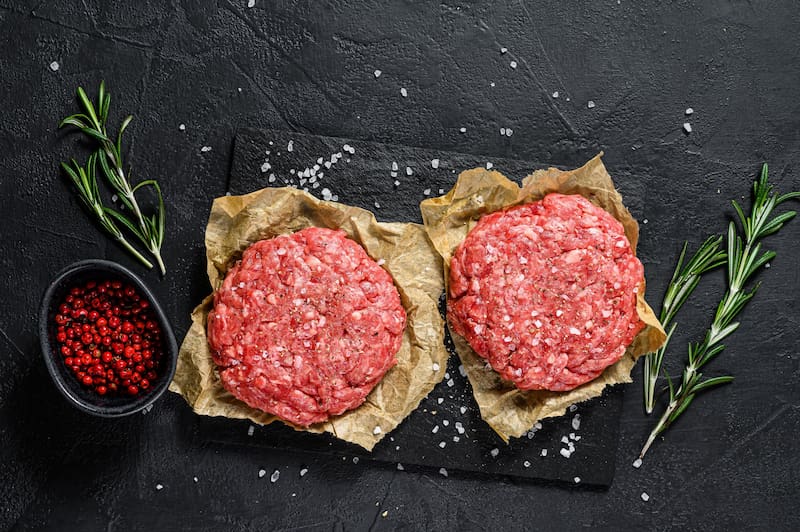 La recomendación general es colocar la carne cruda en el estante inferior de la heladera.