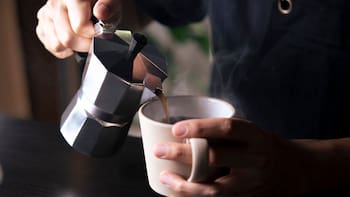 Lidl ofrece una cafetera italiana por menos de 10 euros: prepara hasta 9 tazas de café expreso fuerte y aromático