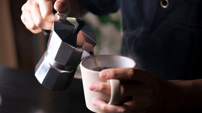 Lidl ofrece una cafetera italiana por menos de 10 euros: prepara hasta 9 tazas de café expreso fuerte y aromático. (Fuente: Shutterstock)