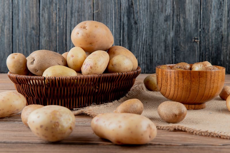 Poner papas en una bolsa de papel: para qué sirve y por qué lo recomiendan