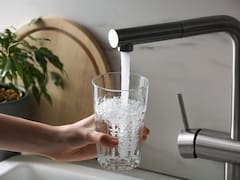 Largas filas en Lidl por este filtro de agua en descuento: reduce las sustancias como la cal y el cloro presentes en el grifo