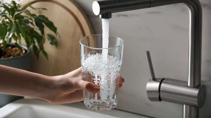 Largas filas en Lidl por este filtro de agua en descuento: reduce las sustancias como la cal y el cloro presentes en el grifo. (Foto: Shutterstock)