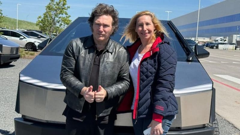 Javier y Karina Milei pasearon en un poderoso utilitario Tesla Cybertruck.