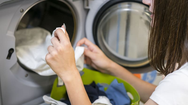 Revisar pantalones y bolsillos también evita algunos problemas durante el lavado (Fuente: Freepik).