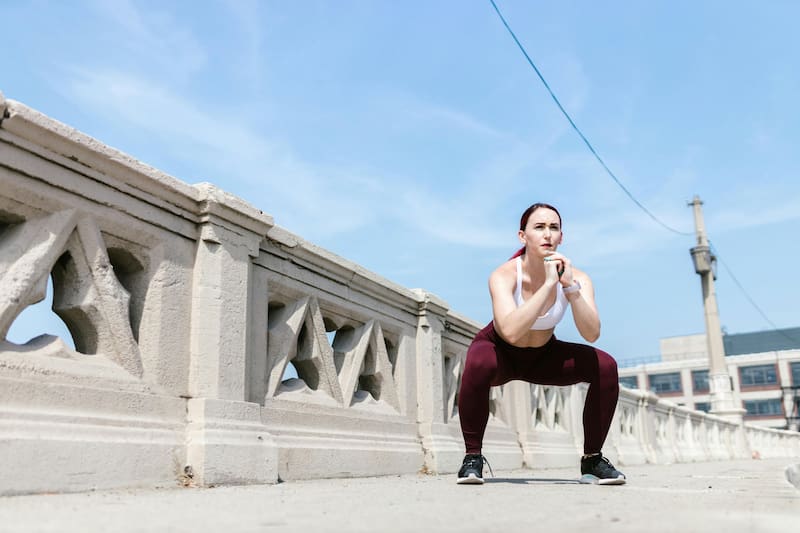 Practicar calistenia regularmente ayuda a mejorar la postura y a aumentar el control postural en la vida diaria. (Fuente: Pexels)