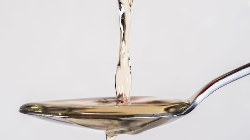 El agua y el vinagre forman una mezcla sencilla que puede ayudar a eliminar suciedad, grasa y algunas manchas de los vidrios, dejándolos más limpios y transparentes. (Foto: Shutterstock).