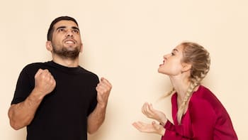 La psicología lo confirma: las personas que nunca dejan terminar una frase no siempre quieren ser protagonistas, sino que pueden tener una mente acelerada