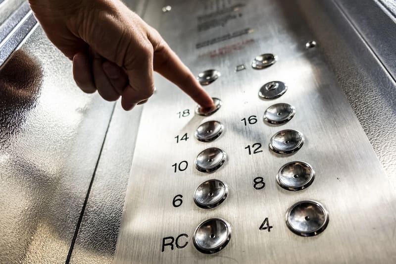 El coste de instalación de un ascensor debe repartirse en función del coeficiente de participación de cada vivienda, a menos que se acuerde lo contrario.