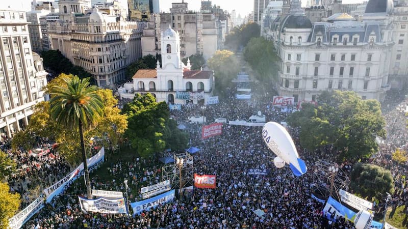 El 23 de abril, la Plaza de Mayo, la 9 de Julio y calles adyacentes se vieron colmadas por una marcha convocada por todas las universidades públicas.