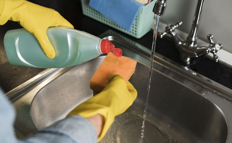 El detergente líquido para platos complementa al bicarbonato rompiendo las moléculas de grasa y facilitando su eliminación de hornallas y ollas. (Imagen: archivo)