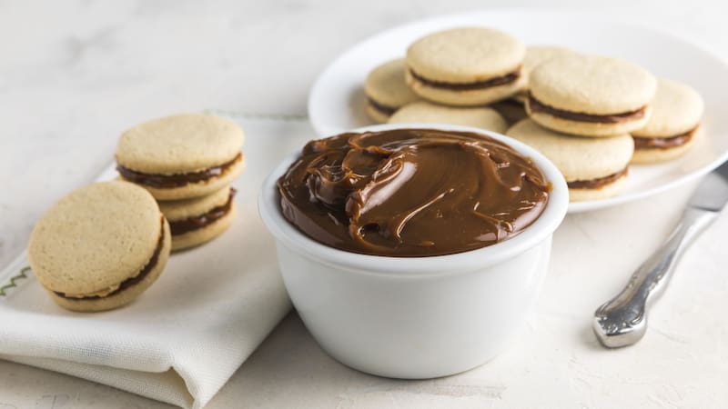 El dulce de leche se utiliza como relleno para alfajores, panqueques y otros postres. (Foto: Freepik)