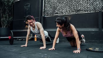 Cuánto tiempo hay que mantener la plancha abdominal según la edad, de acuerdo con especialistas