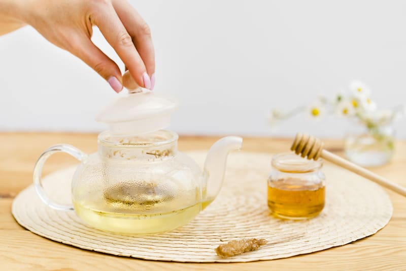 Al combinar miel con agua tibia y una pizca de sal rosa del Himalaya, podemos crear una bebida reconfortante que promueva la relajación y mejore la calidad del sueño (Fuente: Freepik)