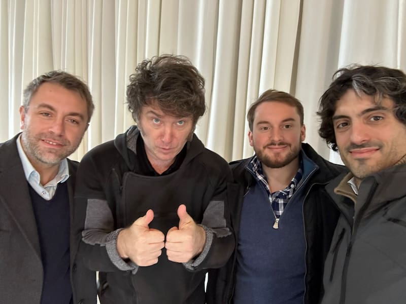 El presidente, Javier Milei junto con las "tres anclas".