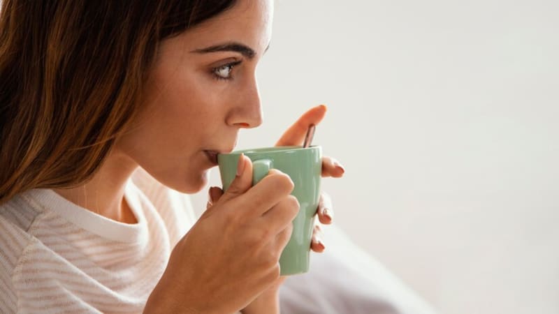 Tomar una taza de té (Fuente: Freepik)