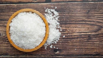 Por qué recomiendan combinar alcohol, sal gruesa y suavizante de ropa y para qué sirve en el hogar