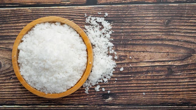 Por qué recomiendan combinar alcohol, sal gruesa y suavizante de ropa y para qué sirve en el hogar