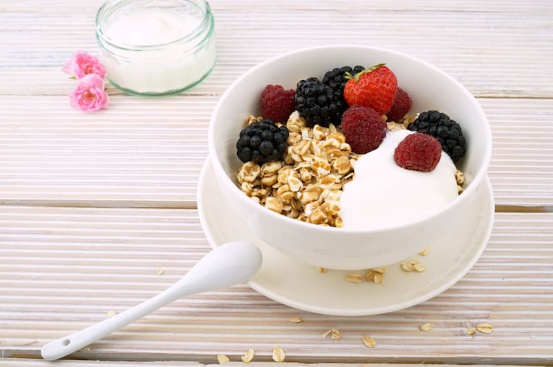 Esta preparación nos permite disfrutar de una mezcla equilibrada de carbohidratos, proteínas y grasas saludables, lo que nos ayuda a mantenernos saciados y con energía durante la mañana (Fuente: Freepik)