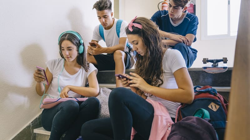 Los sistemas de IA podrían agravar problemas como la ansiedad, la depresión y los trastornos alimentarios en los jóvenes. (Fuente: Freepik)