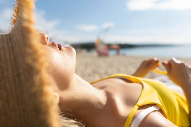 Tomar sol. Fuente: Freepik.
