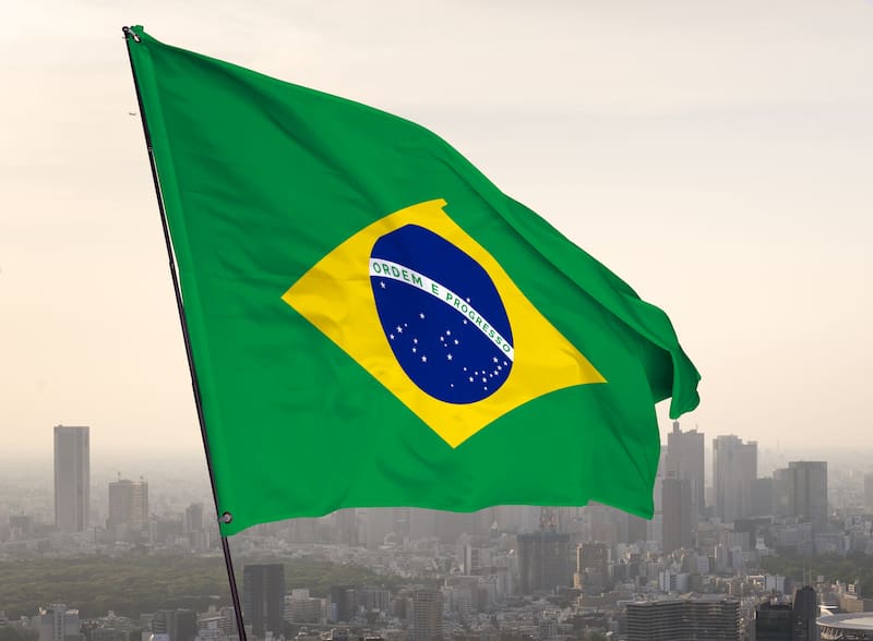 Brasil y China estudian un ferrocarril bioceánico que reduciría hasta 10.000 km las rutas marítimas hacia Asia. (Fuente: Freepik)