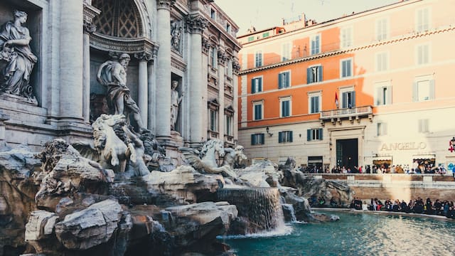 Italia le pone un freno a los turistas | La Fontana de Trevi cobrará entrada desde 2026: ¿cómo se visitará el monumento desde ahora?